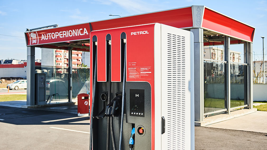 autoperionica i Petrolova prva električna punionica