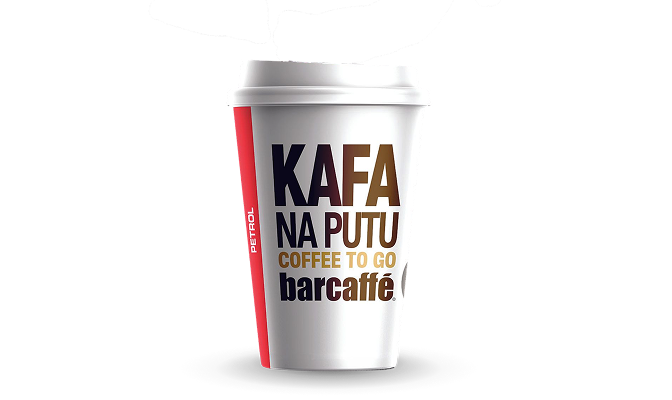 Na slici je papirna čaša za kafu sa poklopcem. Na čaši su vidljivi natpisi „KAFA NA PUTU“, „COFFEE TO GO“ i „barcaffè“, kao i Petrol logo sa bočne strane. Čaša je prikazana na crnoj pozadini.