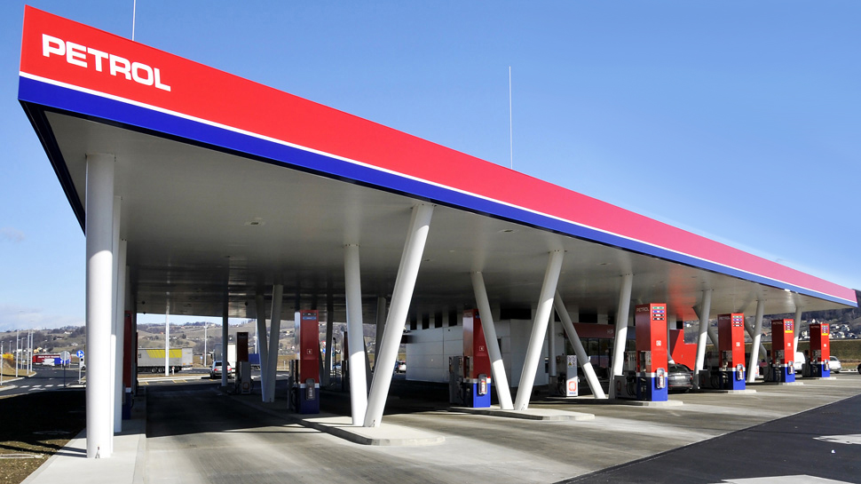 Fotografija prikazuje širok pogled na Petrol benzinsku pumpu sa velikom nadstrešnicom i oznakom „Izabrani proizvod godine 2021“; ovim prikazom naglašava se da Q Max goriva uživaju povjerenje stručnjaka i potrošača.